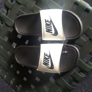 Nike women's 9 benassi slides